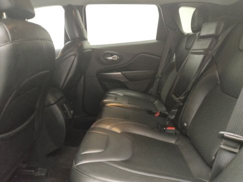 Used 2019 Jeep Cherokee Latitude Plus w/ Cold Weather Group image 18