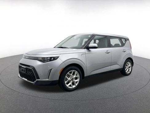 Used 2025 Kia Soul LX w/ LX Technology Package FWD image 3