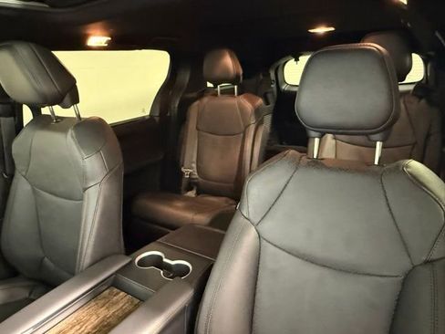 Used 2025 Toyota Sienna Platinum image 34