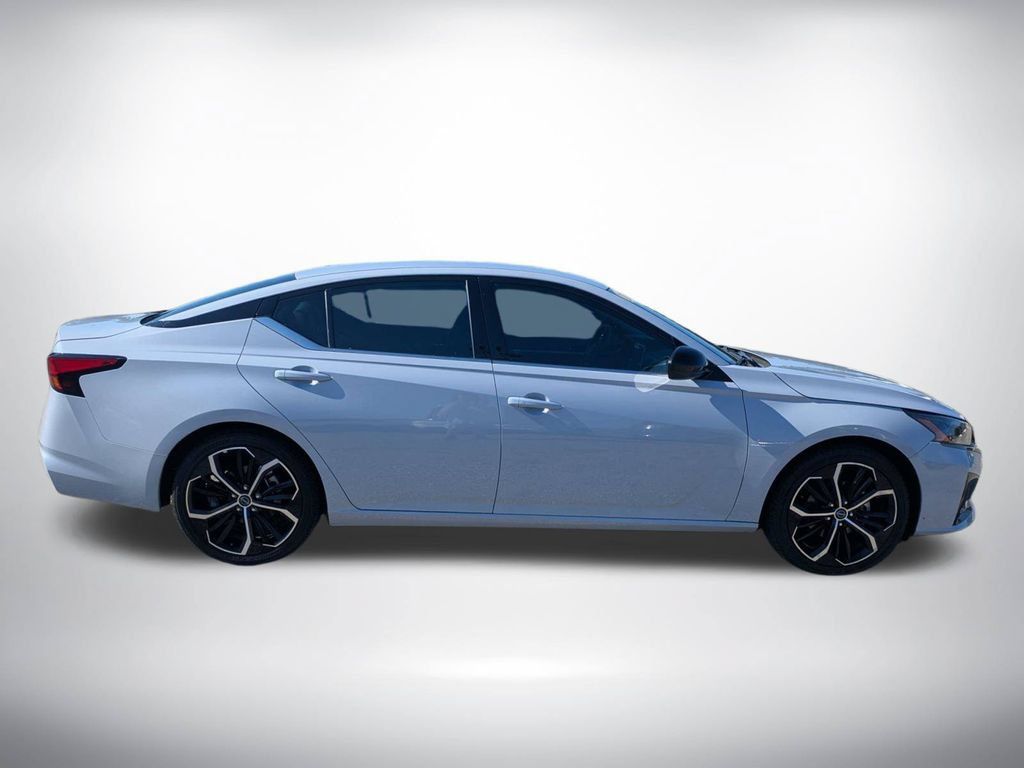 Used 2024 Nissan Altima 2.5 SR FWD image 2