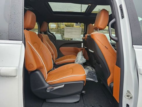 New 2026 Chrysler Pacifica Pinnacle image 13