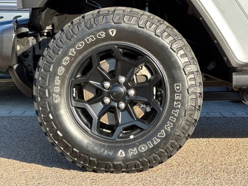 Used 2022 Jeep Gladiator Willys image 24