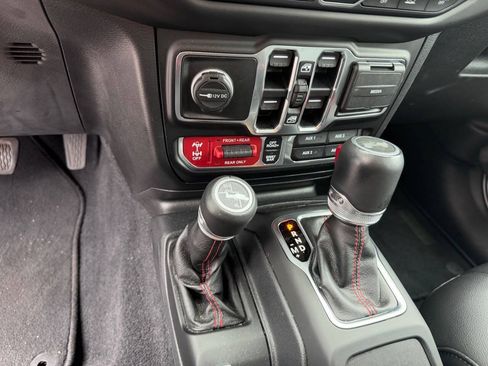 Used 2021 Jeep Wrangler Unlimited Rubicon w/ Dual Top Group AWD/4WD image 11