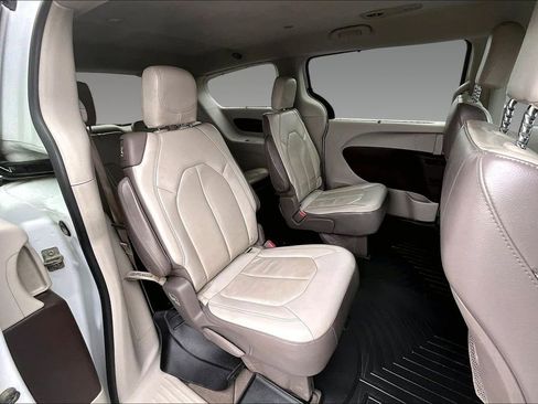 Used 2018 Chrysler Pacifica Touring-L image 16