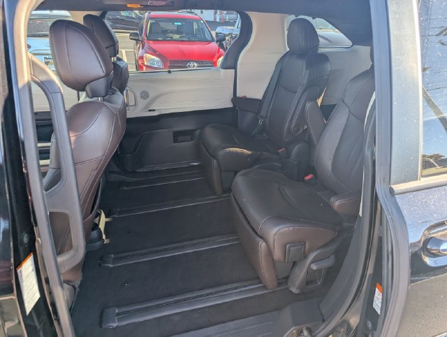 Used 2023 Toyota Sienna Platinum AWD/4WD image 9