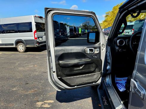 Used 2018 Jeep Wrangler Unlimited Sahara image 12