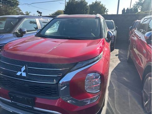 Used 2025 Mitsubishi Outlander SEL image 1