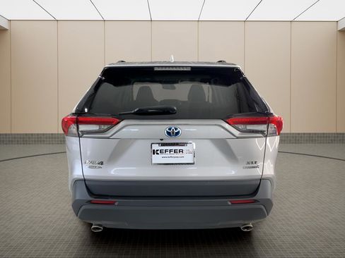 Used 2022 Toyota RAV4 XLE image 4