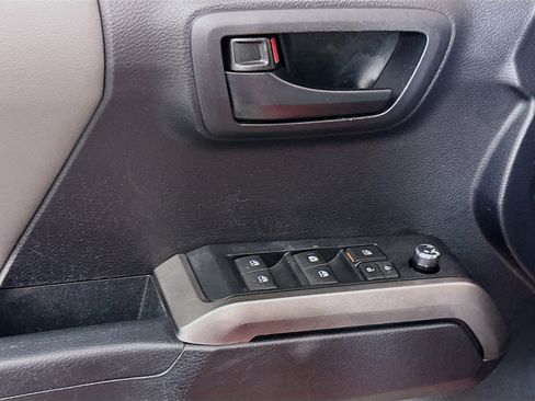 Used 2018 Toyota Tacoma SR5 w/ SR5 Appearance Package (SM) RWD image 15