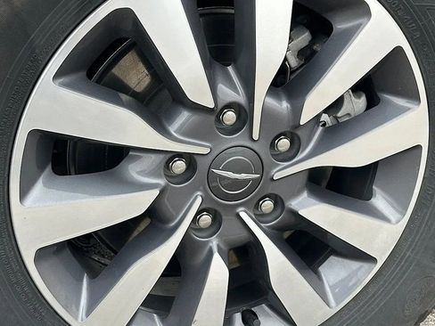 Used 2024 Chrysler Pacifica Select image 33