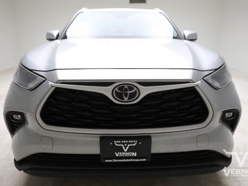 Used 2023 Toyota Highlander XLE FWD image 7