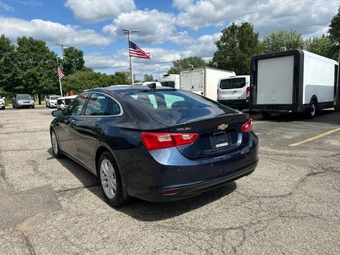 Used 2018 Chevrolet Malibu LT w/ Driver Confidence Package FWD image 3