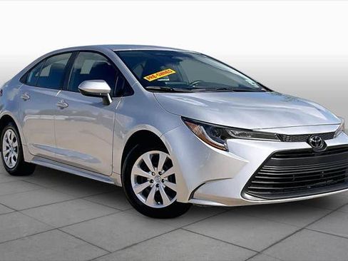 Used 2026 Toyota Corolla LE FWD image 3