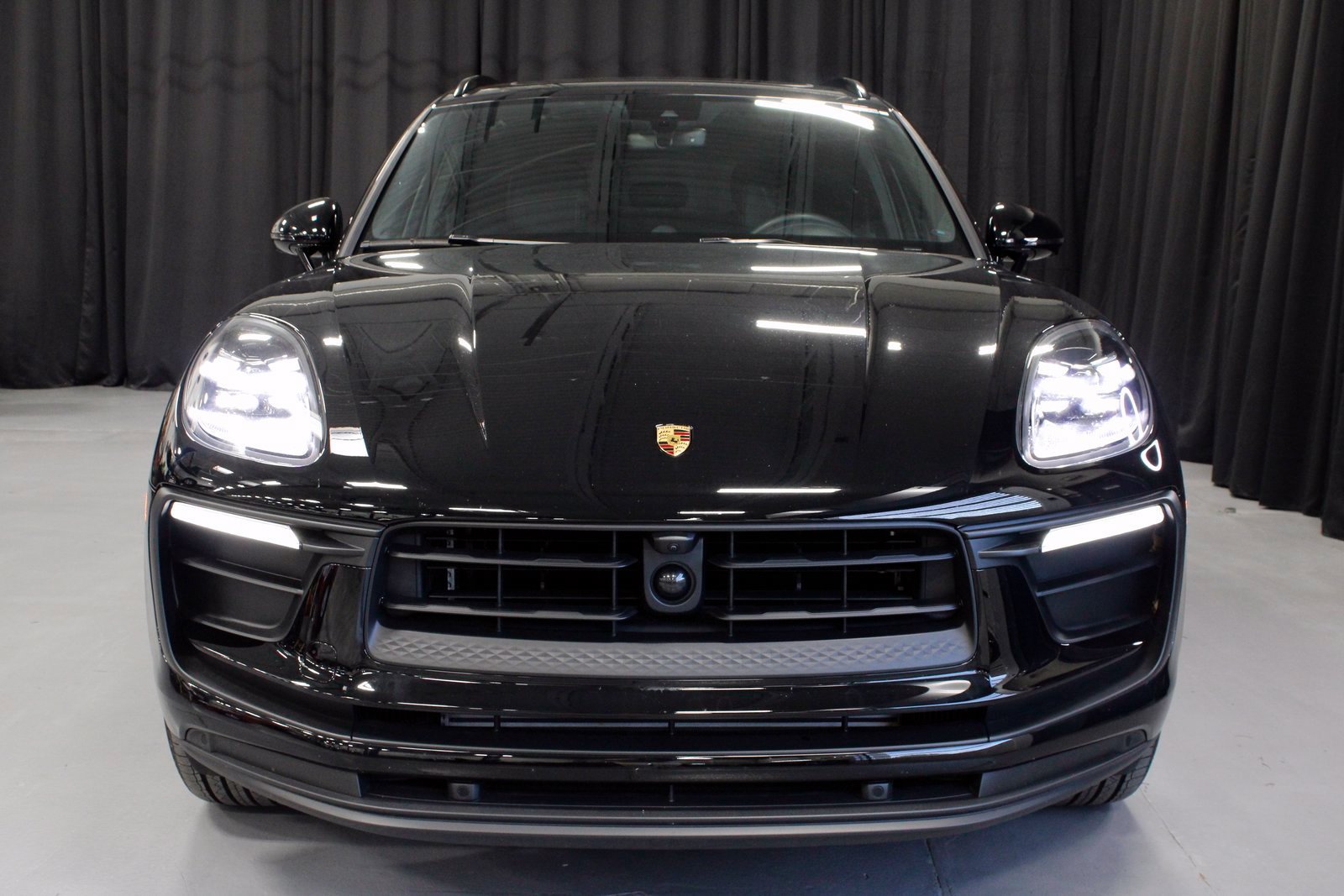 Certified 2025 Porsche Macan AWD/4WD image 10