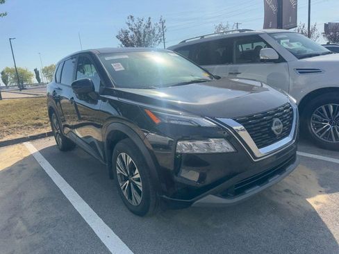 Used 2023 Nissan Rogue SV image 3