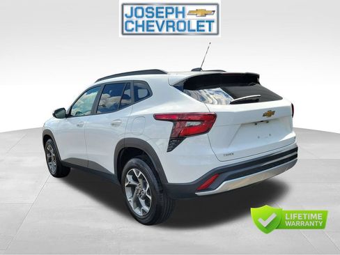 Used 2025 Chevrolet Trax LT FWD image 3