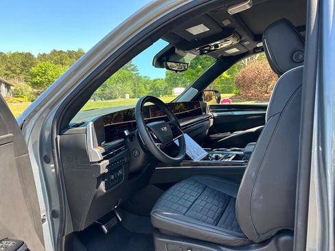 Used 2025 Cadillac Escalade Sport Platinum w/ LPO, Floor Liner Package AWD/4WD image 47