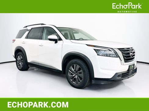 Used 2025 Nissan Pathfinder SV image 1