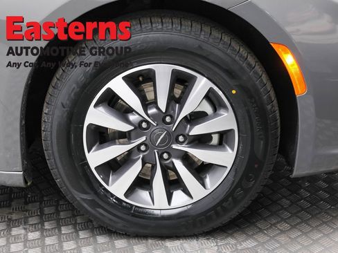 Used 2022 Chrysler Pacifica Touring-L FWD image 32