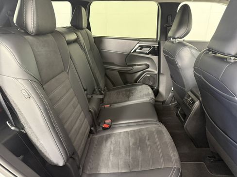 Used 2025 Mitsubishi Outlander AWD image 13