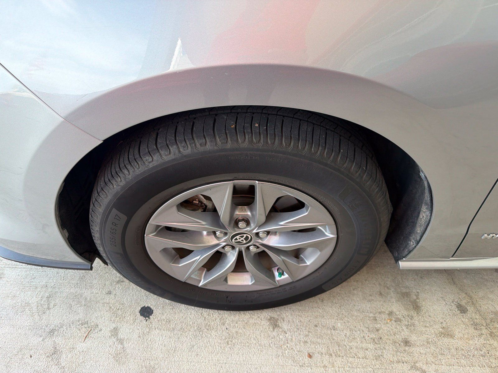 Used 2021 Toyota Sienna XLE FWD image 2