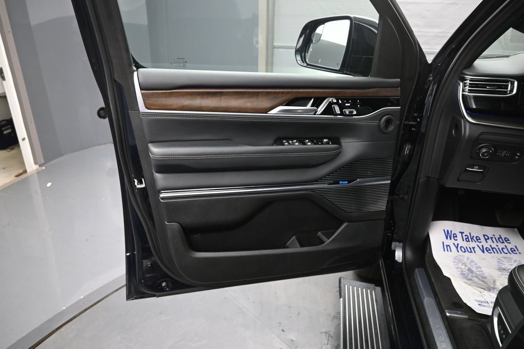 Used 2025 Jeep Grand Wagoneer 4WD image 14