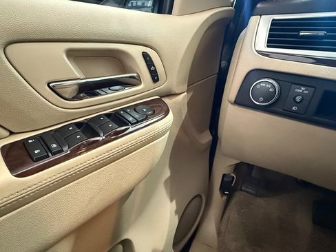 Used 2013 Cadillac Escalade Premium RWD image 19