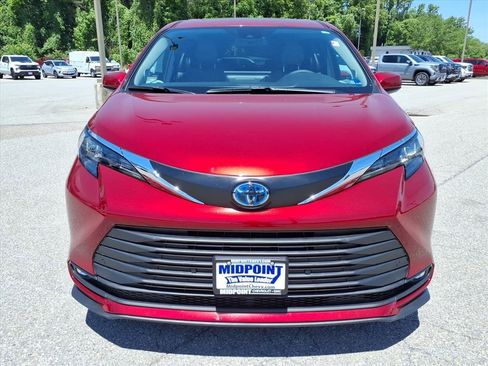 Used 2025 Toyota Sienna XLE w/ XLE Plus Package AWD/4WD image 9