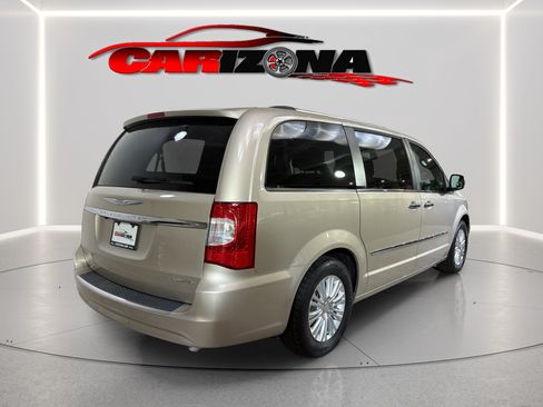 Used 2015 Chrysler Town & Country Limited Platinum FWD image 5