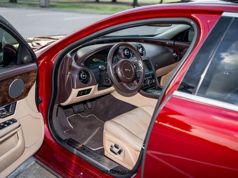 Used 2012 Jaguar XJ image 23