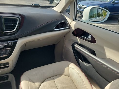 Used 2020 Chrysler Pacifica Limited FWD image 16