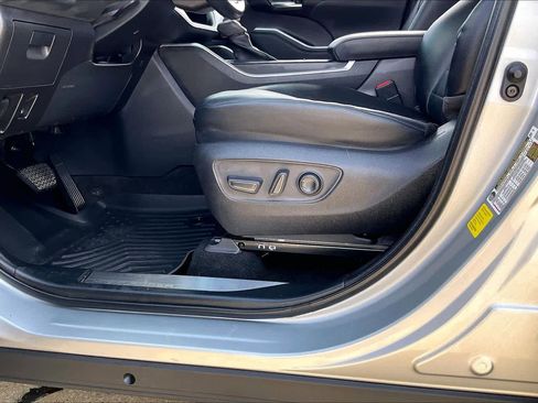 Used 2023 Toyota Highlander XLE image 36