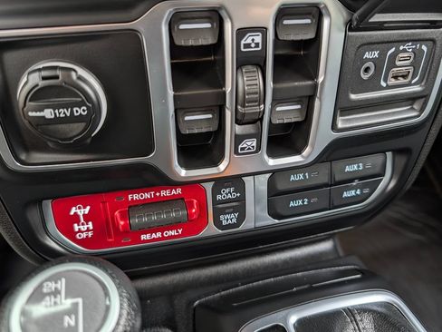 Used 2025 Jeep Wrangler Unlimited Rubicon w/ Convenience Group AWD/4WD image 24