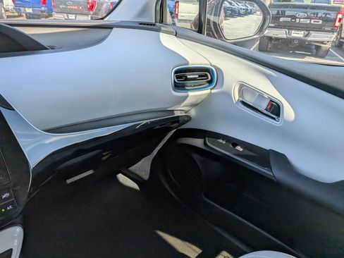 Used 2016 Toyota Prius Four image 19