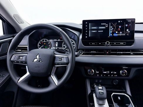 New 2025 Mitsubishi Outlander ES image 12