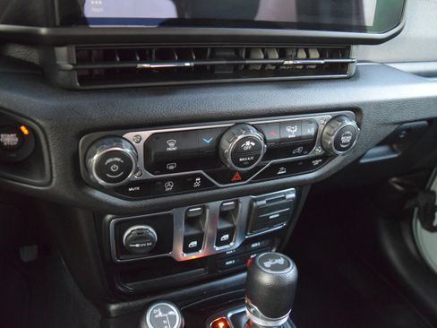 Used 2024 Jeep Wrangler Sport AWD/4WD image 16
