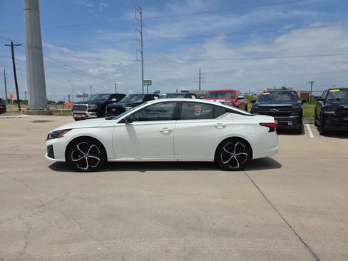 Used 2024 Nissan Altima 2.5 SR FWD image 11