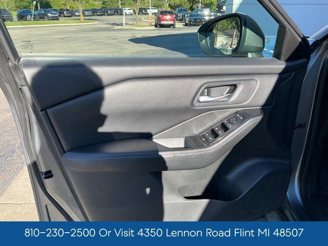 Used 2024 Nissan Rogue SV FWD image 15