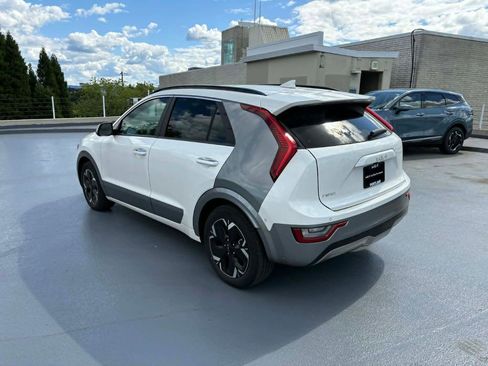Certified 2024 Kia Niro Wave w/ Wave Preserve Package FWD image 3