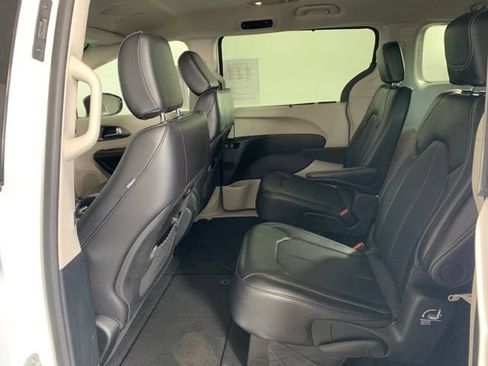 Used 2024 Chrysler Pacifica Touring-L FWD image 6
