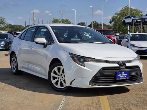 Used 2025 Toyota Corolla LE FWD image 2