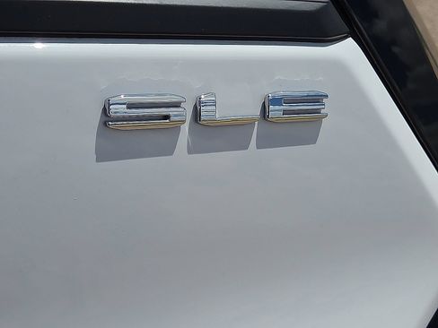 Used 2024 GMC Terrain SLE FWD image 17