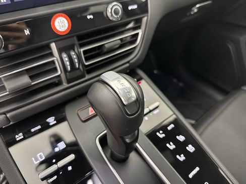 Certified 2025 Porsche Macan AWD/4WD image 33