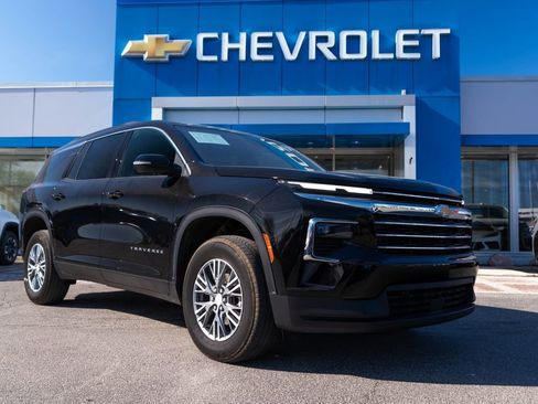 Used 2025 Chevrolet Traverse LT AWD/4WD image 1