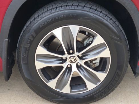 Used 2023 Toyota Highlander XLE image 7