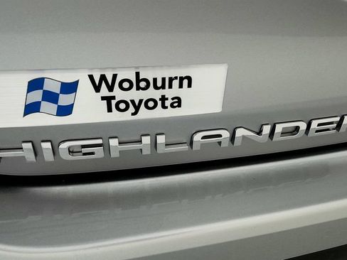 Used 2023 Toyota Highlander XLE AWD/4WD image 13