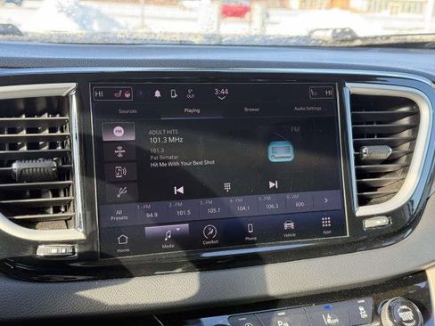 Used 2023 Chrysler Pacifica Touring-L image 24