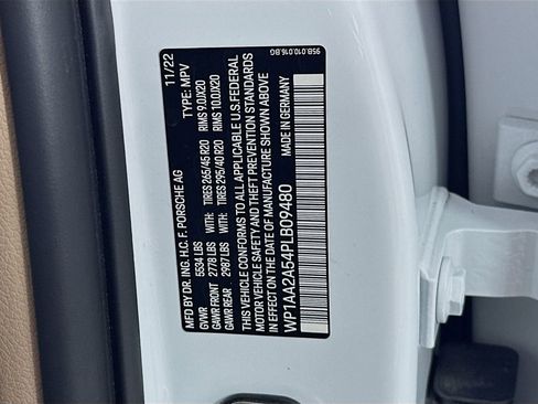 Certified 2023 Porsche Macan AWD/4WD image 36