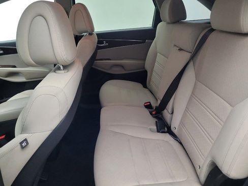 Used 2016 Kia Sorento LX w/ LX Convenience Package image 18