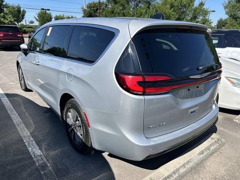 Used 2023 Chrysler Pacifica Touring-L FWD image 2